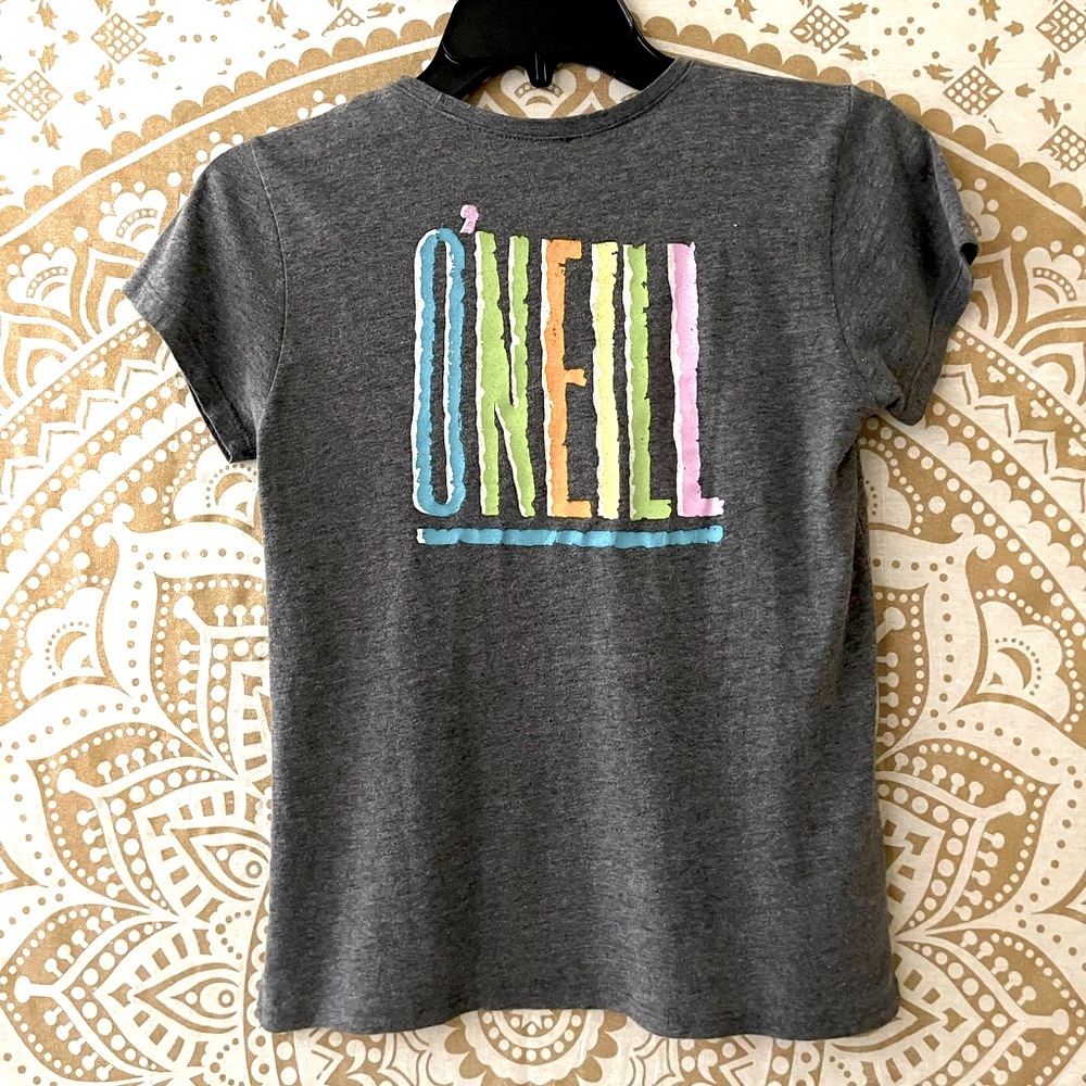 ✨HP✨ GIRLS “O’NEILL” GREY SOFT TOP WITH BRAND NAME ON FRONT & BACK, SIZE MEDIUM